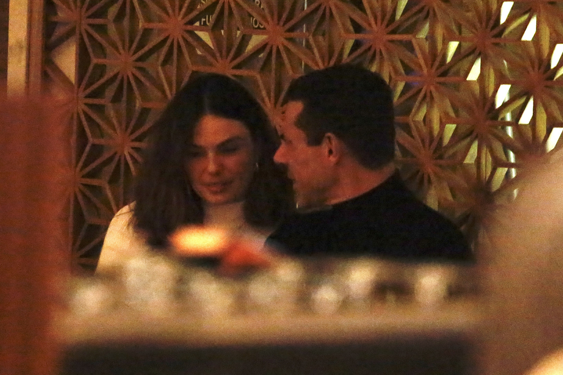 Isis Valverde e Marcus Buaiz se divertem durante jantar -  