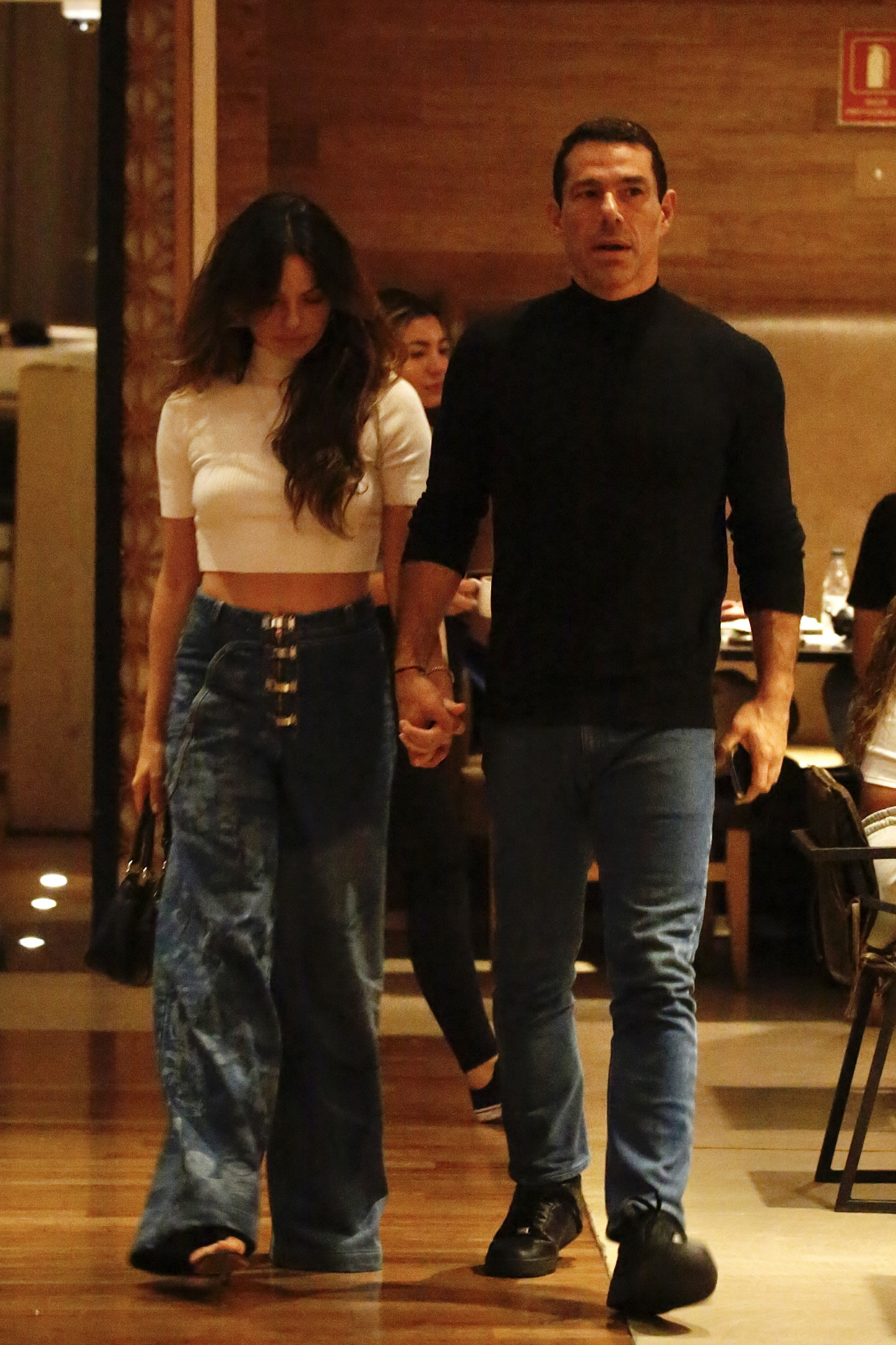 Isis Valverde e Marcus Buaiz se divertem durante jantar -  