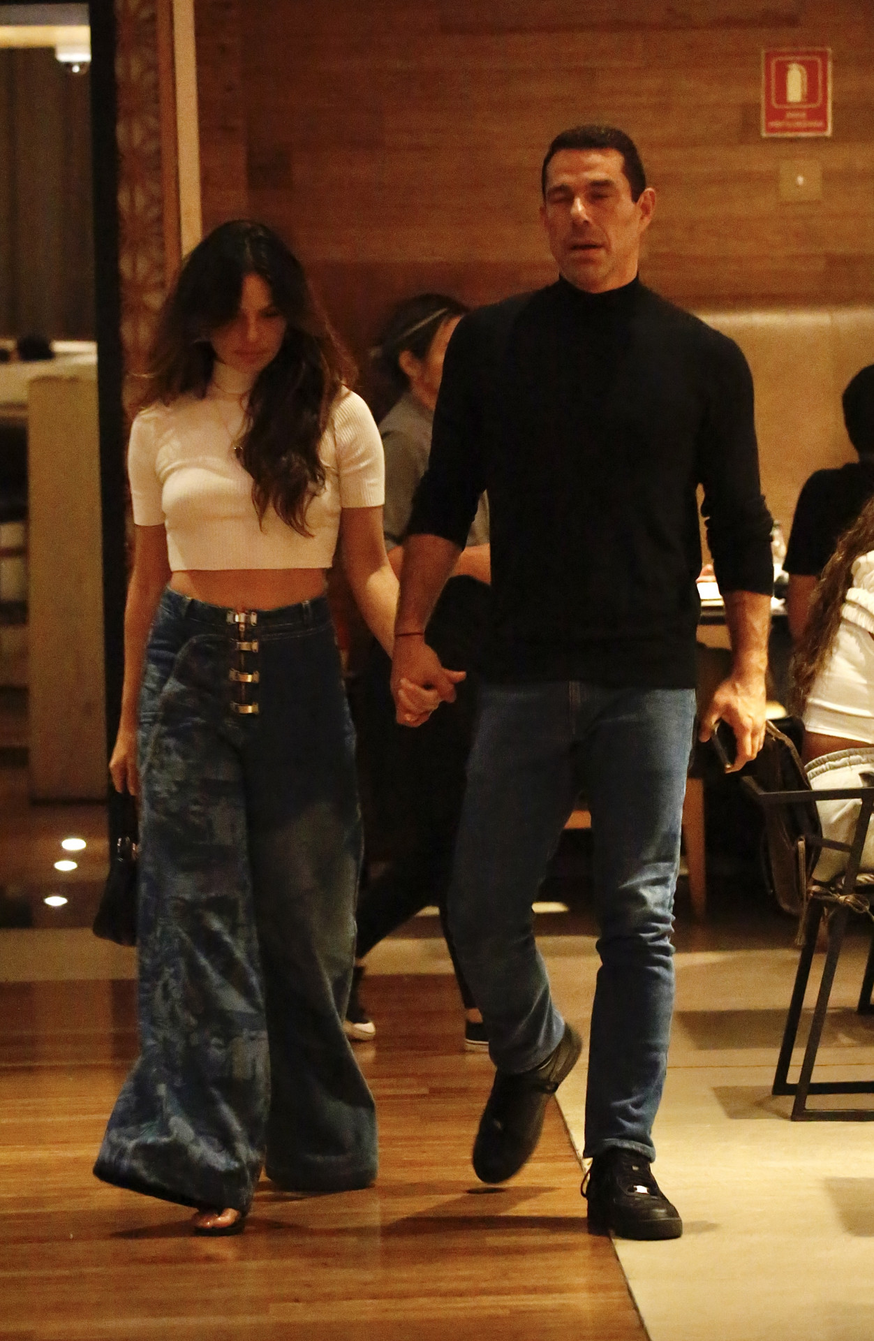 Isis Valverde e Marcus Buaiz se divertem durante jantar -  