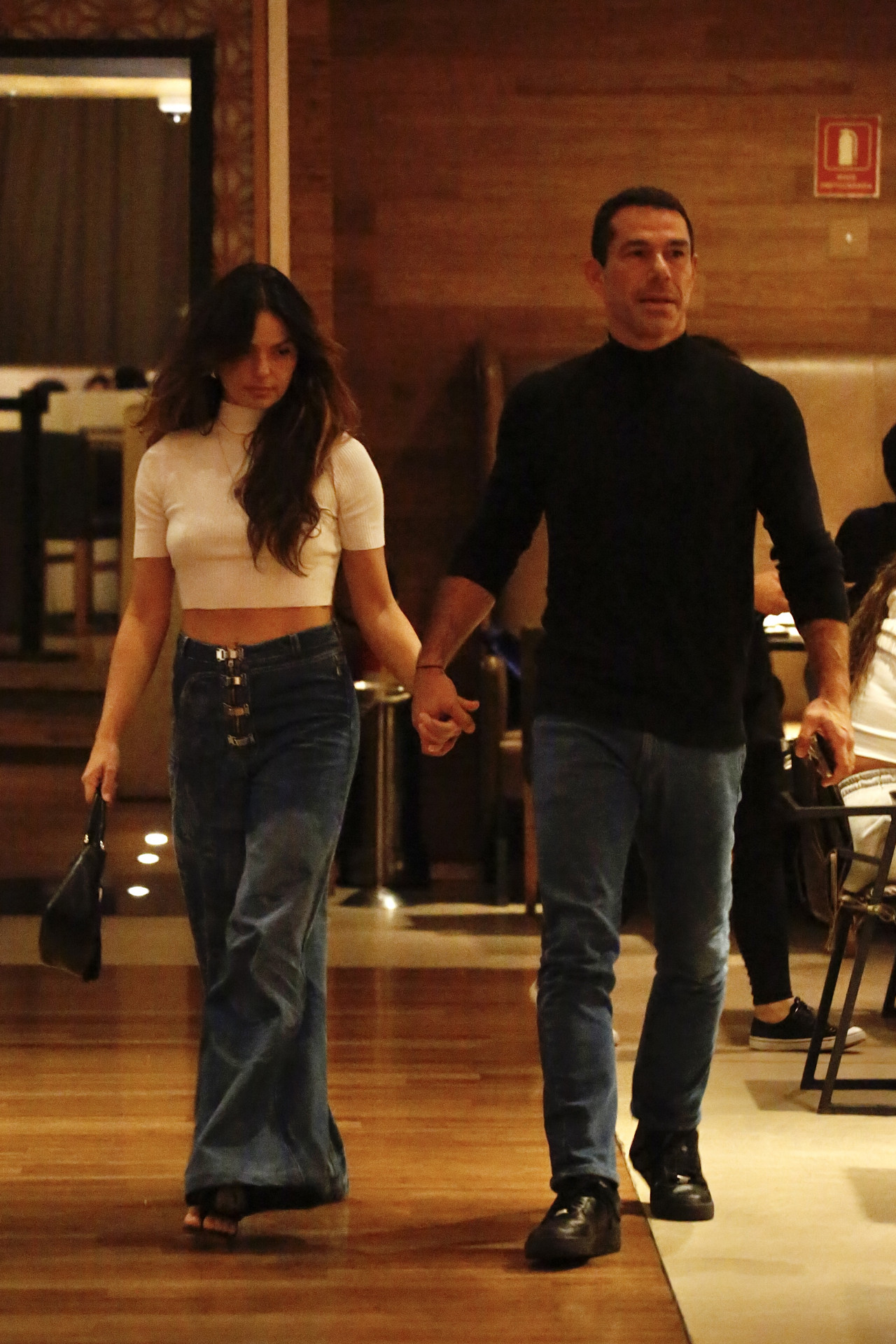 Isis Valverde e Marcus Buaiz se divertem durante jantar -  