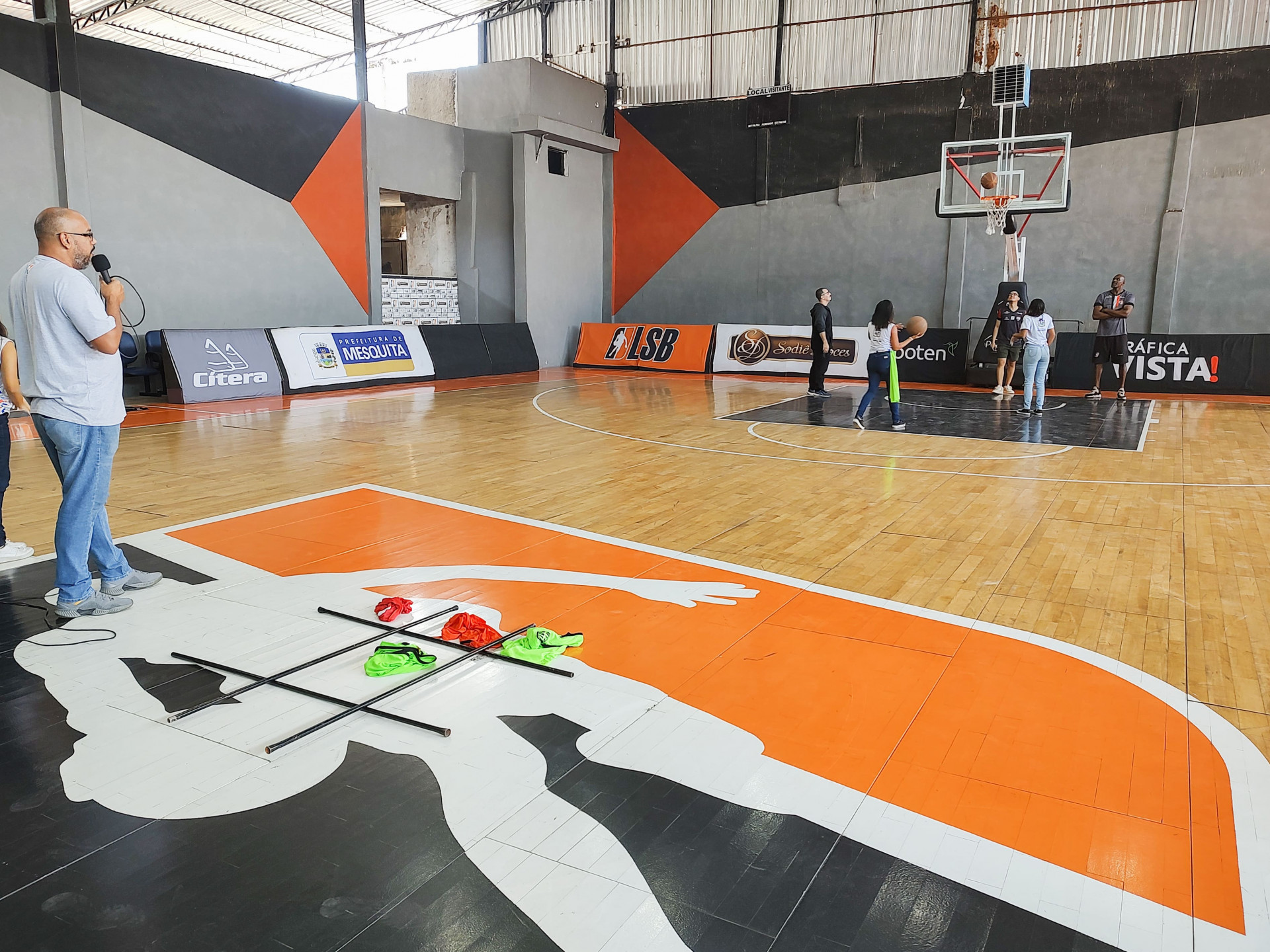 Alunos de Mesquita conhecem profissionais do basquete na Arena Sodiê - Cesar de Oliveira