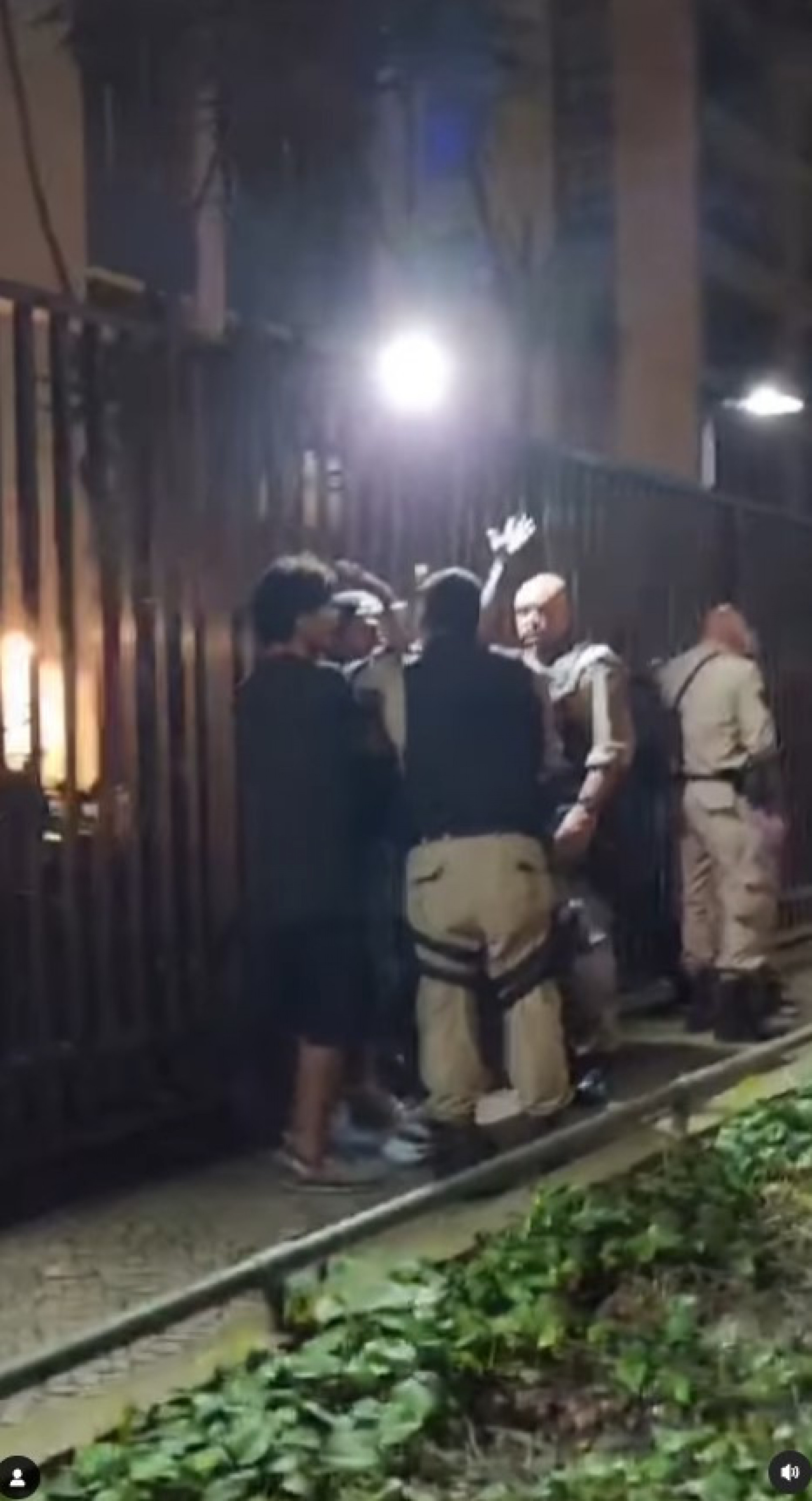 Agentes da GM seguram integrante de grupo pela camisa enquanto tentam apreender aparelho de som