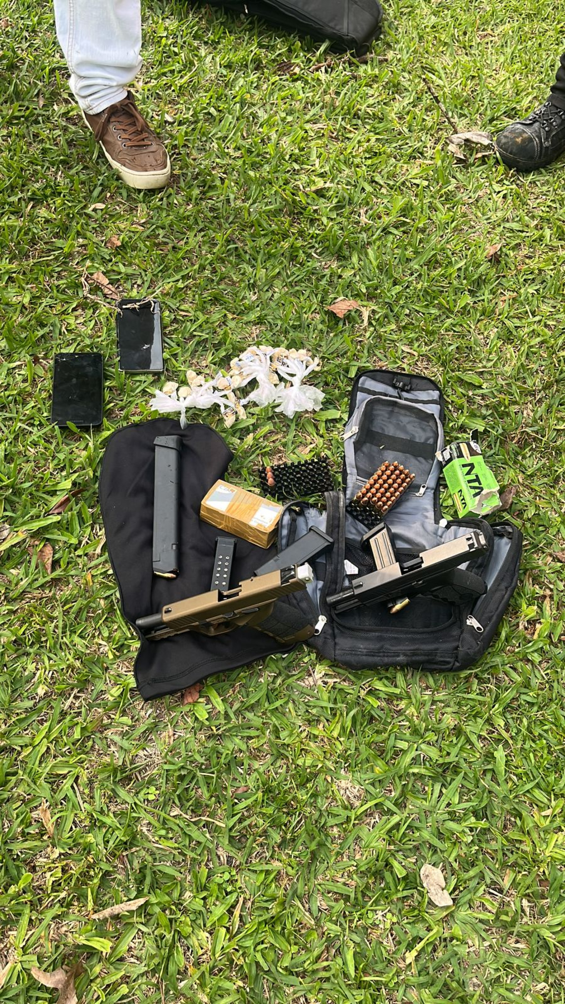 Na opera&ccedil;&atilde;o, foram apreendidos pistolas 9MM, 182 muni&ccedil;&otilde;es de 9MM e 30 papelotes de coca&iacute;na. - Divulga&ccedil;&atilde;o 30BPM