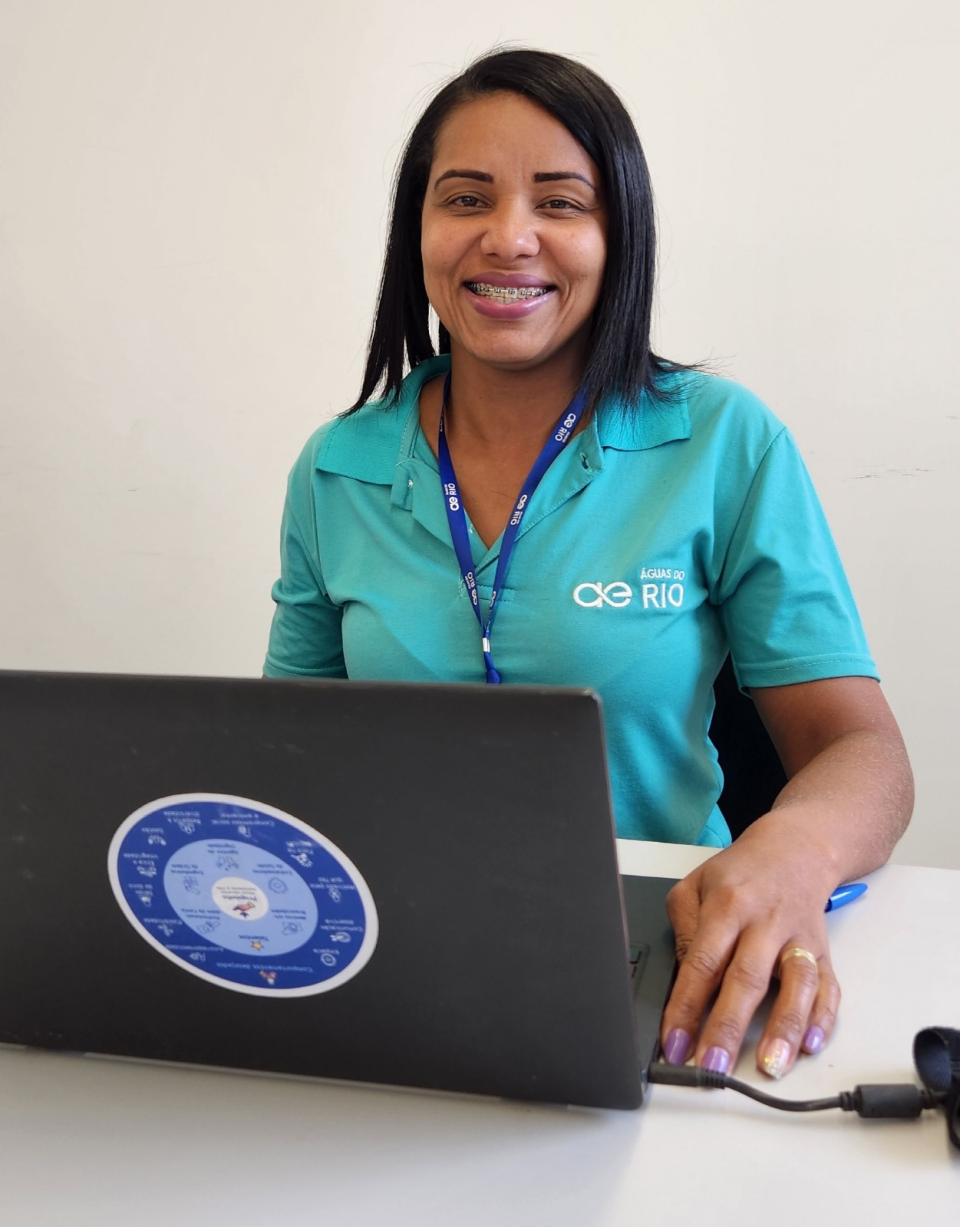 A analista comercial Luciana Lopes, que iniciou a trajetória na empresa em outubro de 2021, comemora a oportunidade de desenvolver suas atividades profissionais onde mora - Divulgação