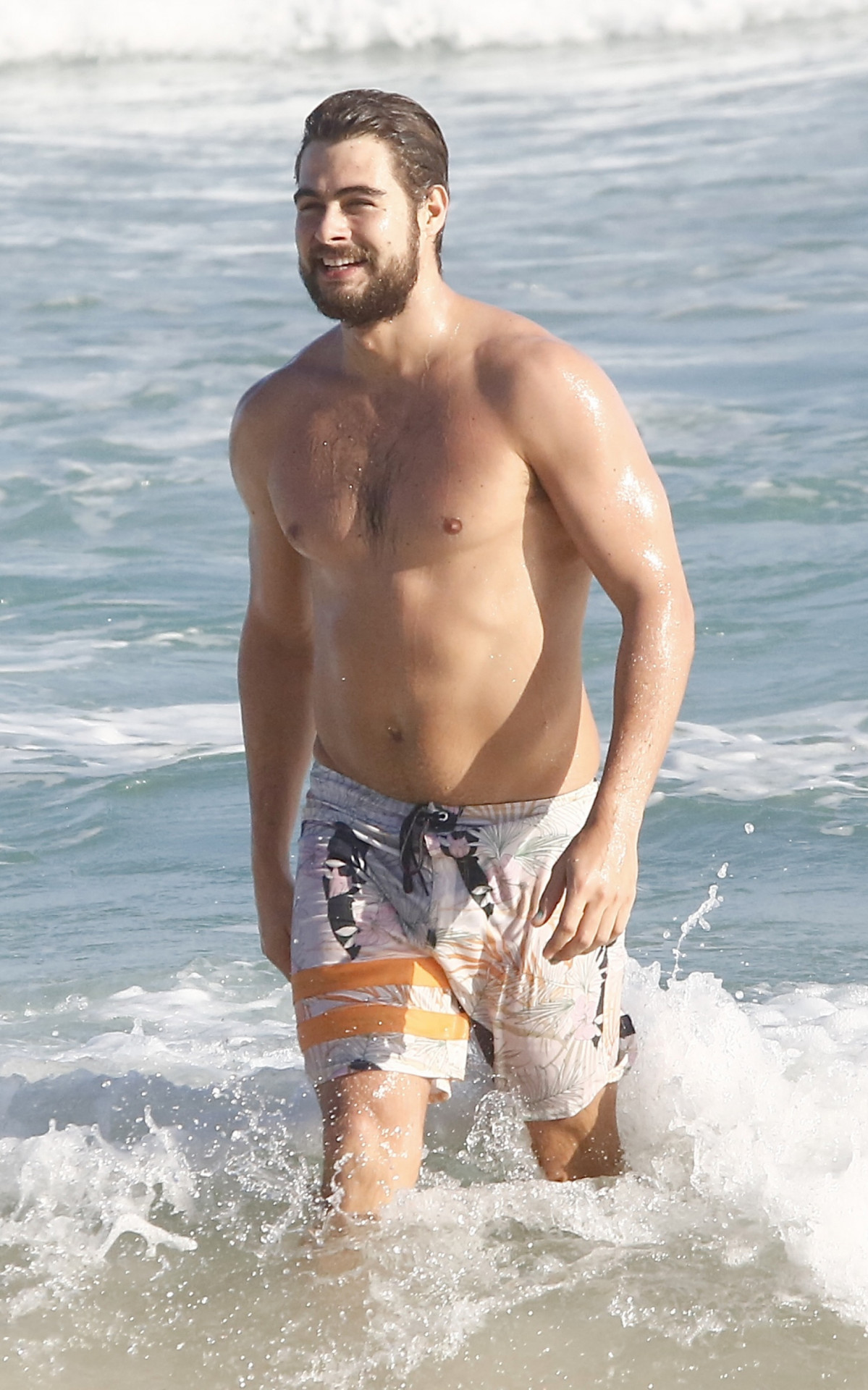 Rafa Vitti ostentou o corpo em forma ao se refrescar na praia da Barra, nesta terça-feira