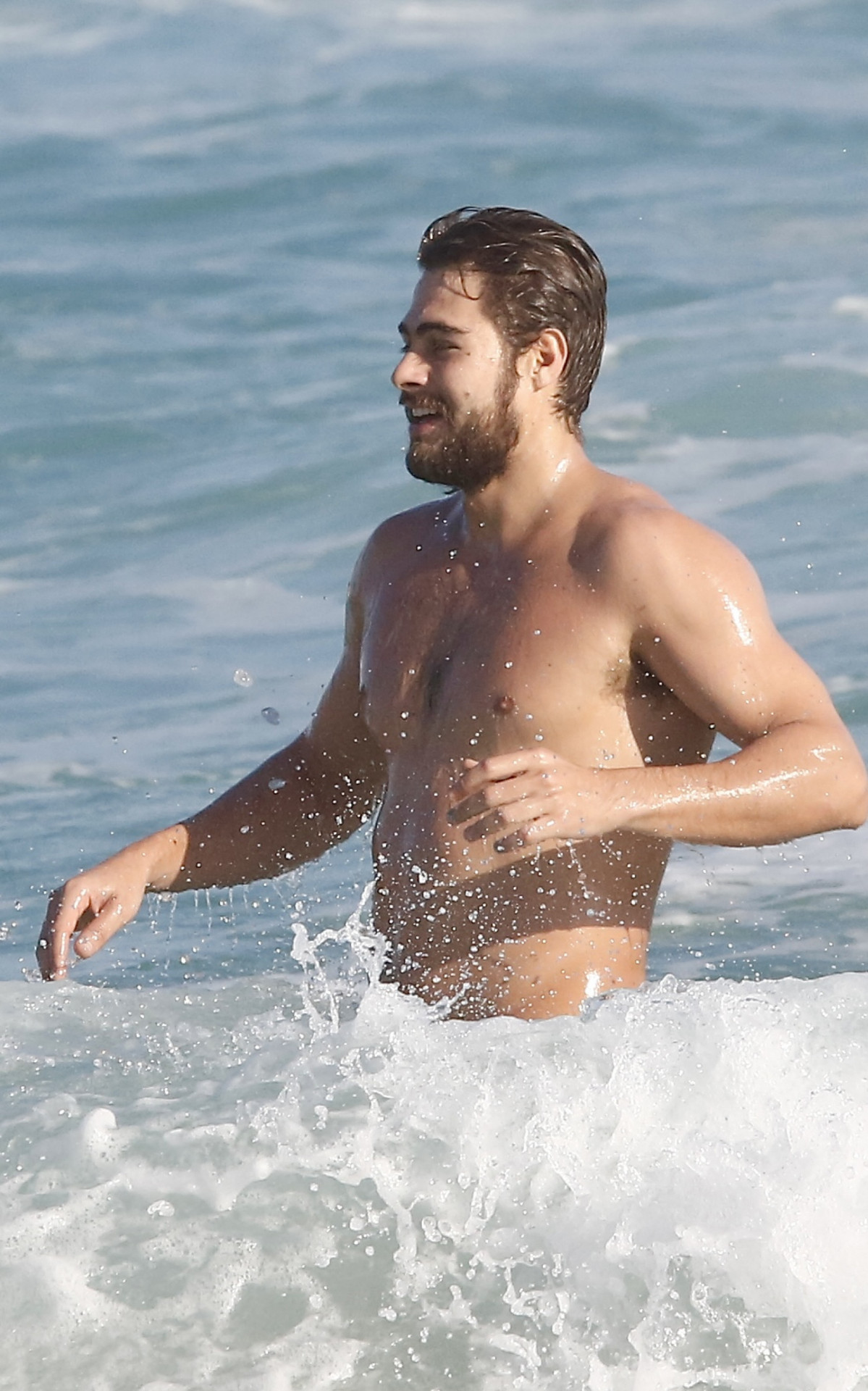 Rafa Vitti curte banho de mar na praia da Barra da Tijuca