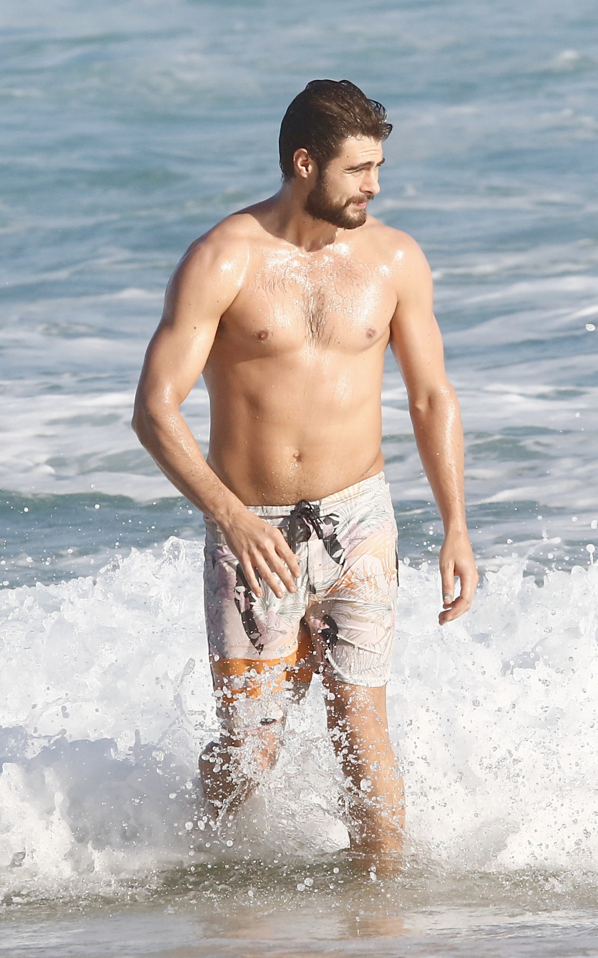 Rafa Vitti ostentou o corpo em forma ao se refrescar na praia da Barra, nesta terça-feira