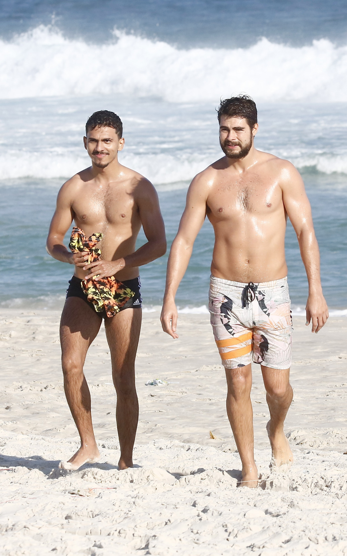 Rafa Vitti foi visto na praia da Barra, nesta terça-feira