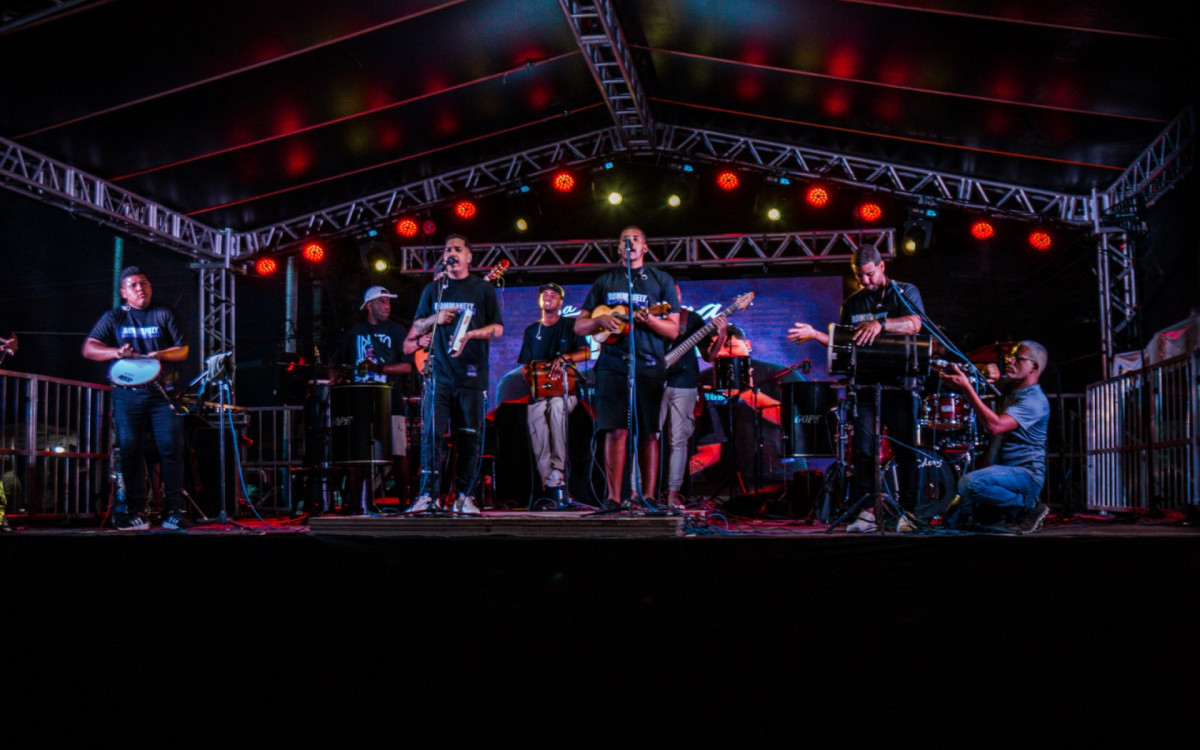 A comemoração iniciou com o show do Chega Na Moral. O grupo atua há quatro anos e é composto por seis integrantes do bairro Cabral