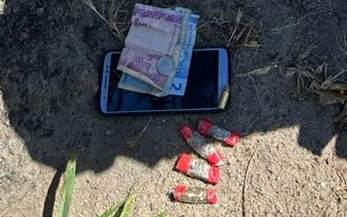 Quatro buchas de maconha, uma munição de 9mm, um aparelho celular e R$ 9,35 em espécie