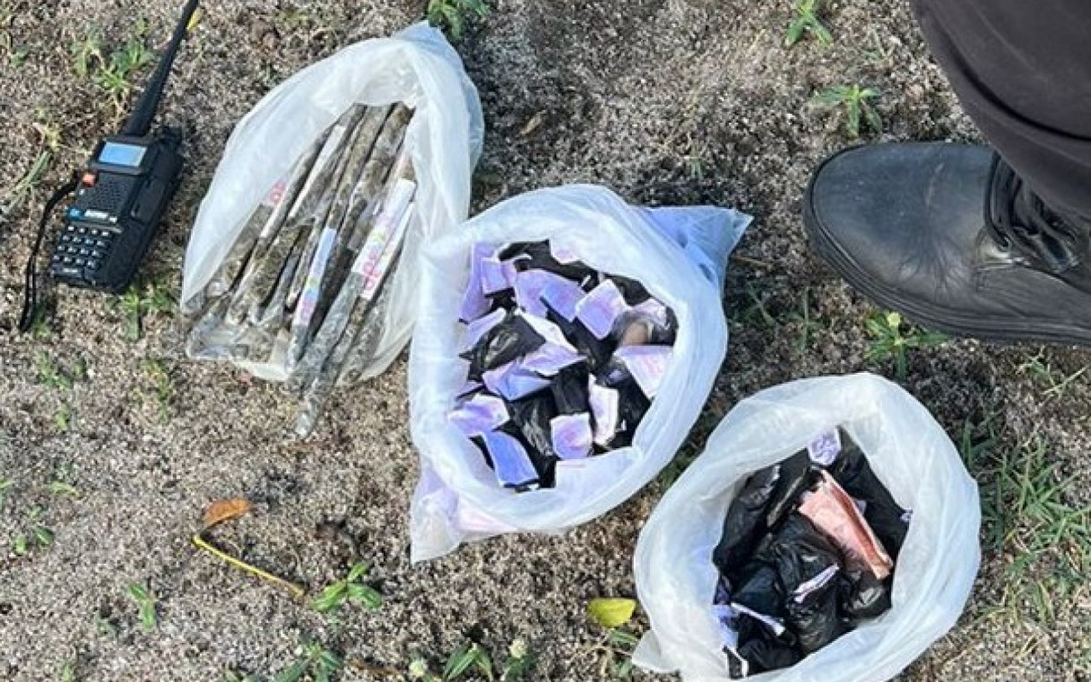 31 buchas de maconha, 49 pinos de cocaína, um rádio transmissor e R$ 10 em espécie.