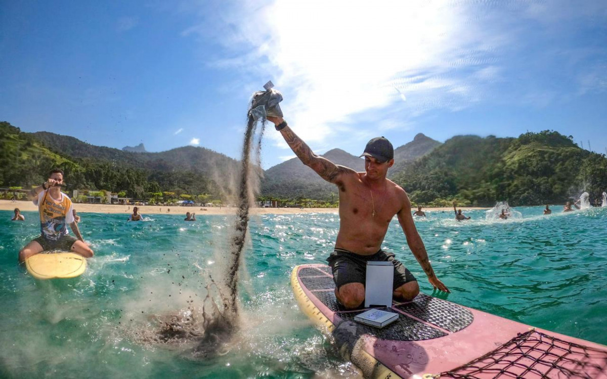 Surf Praia Brava lança ao mar cinzas do corpo de Ricardinho