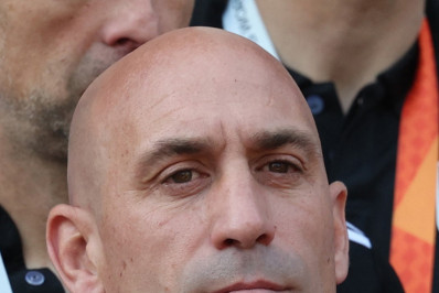 Dirigente é denunciado por violência sexual após beijar jogadora