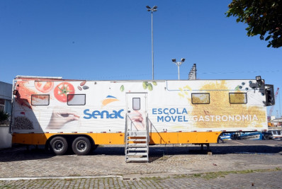 Escola Móvel de Gastronomia do Senac oferece mais de 250 vagas gratuitas em cursos de qualificação profissional em Arraial do Cabo