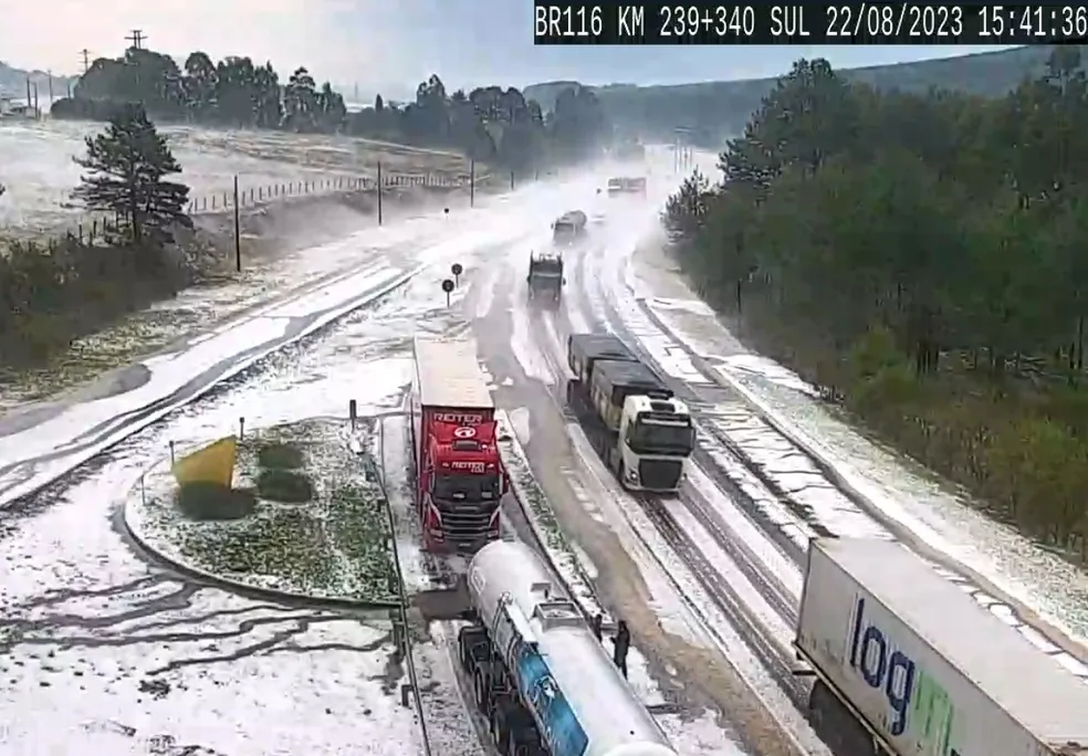 Chuva de granizo deixa camada de gelo de até 10 cm em Santa Catarina