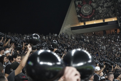 Corinthians presta homenagem a torcedores mortos em acidente de ônibus