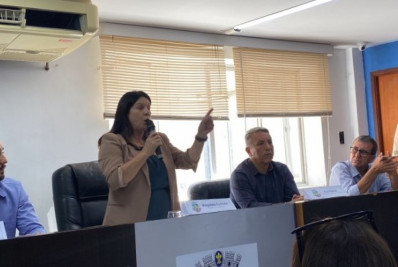 Prefeita de Cabo Frio completa um mês de mandato e vai para Brasília