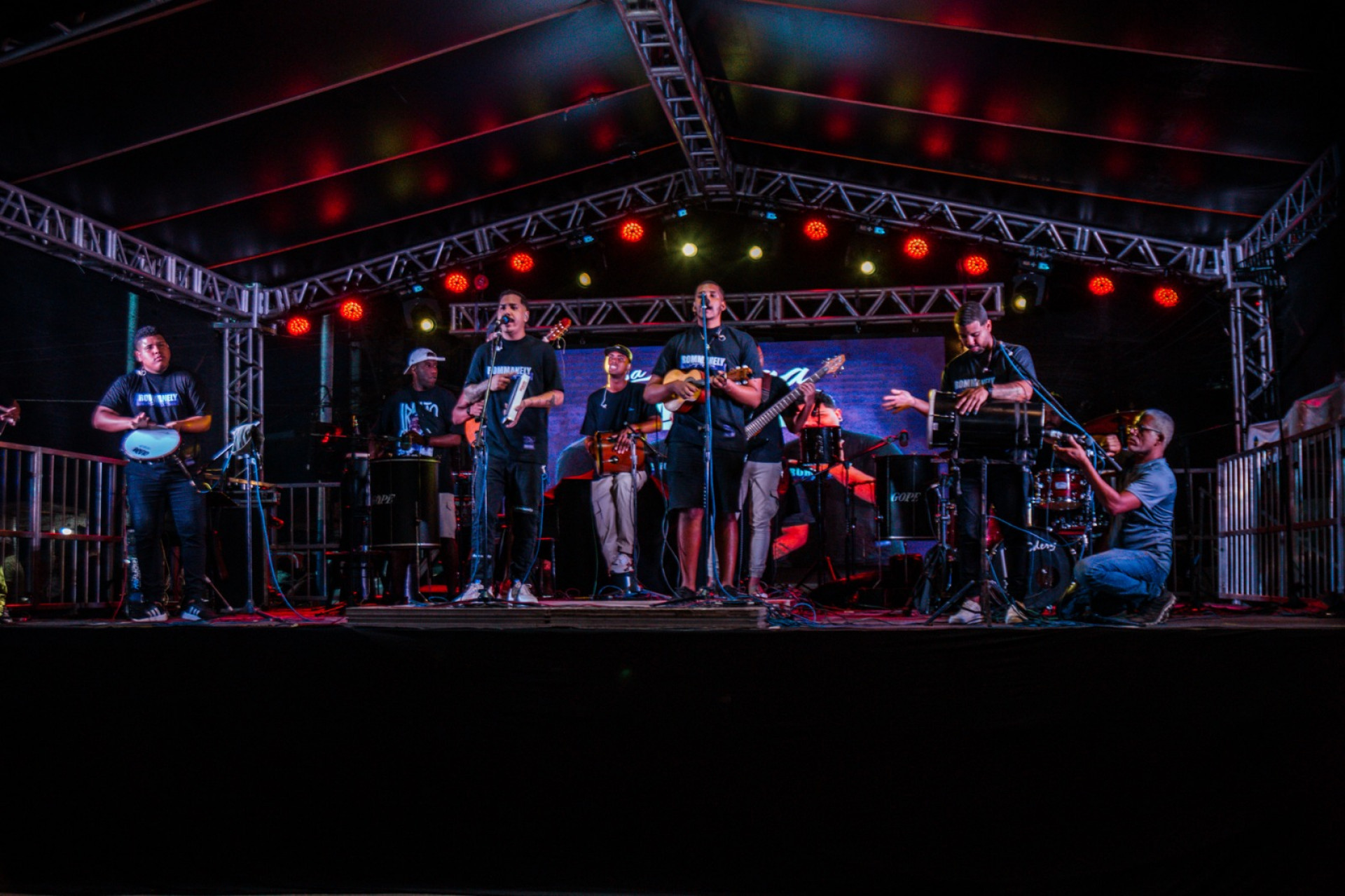 A comemora&ccedil;&atilde;o iniciou com o show do Chega Na Moral. O grupo atua h&aacute; quatro anos e &eacute; composto por seis integrantes do bairro Cabral - Giulia Gabriella e Felipe Soares/a&ccedil;&atilde;o PMN