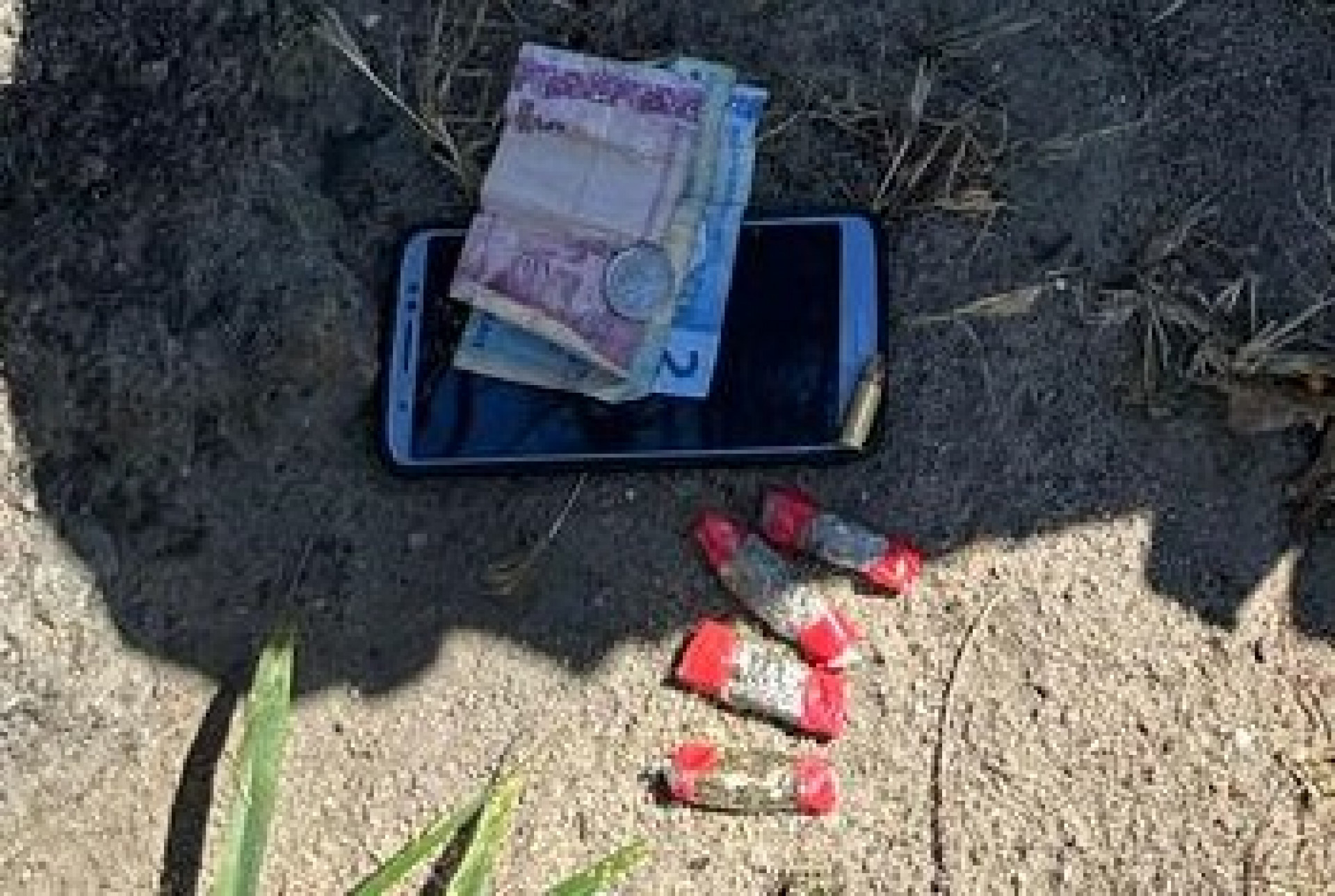 Quatro buchas de maconha, uma muni&ccedil;&atilde;o de 9mm, um aparelho celular e R$ 9,35 em esp&eacute;cie - Letycia Rocha (RC24h)