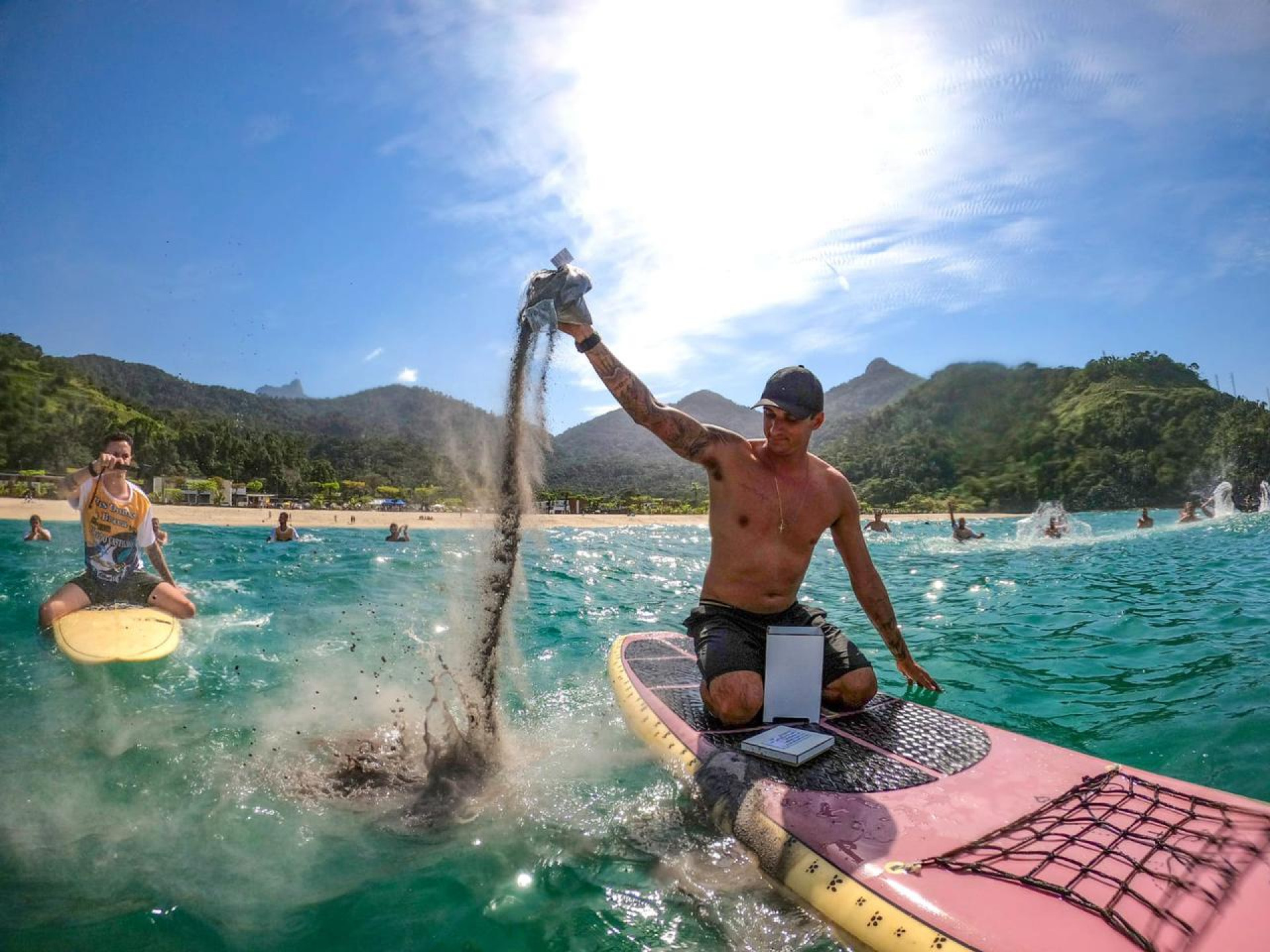 Surf Praia Brava lan&ccedil;a ao mar cinzas do corpo de Ricardinho - Divulga&ccedil;&atilde;o