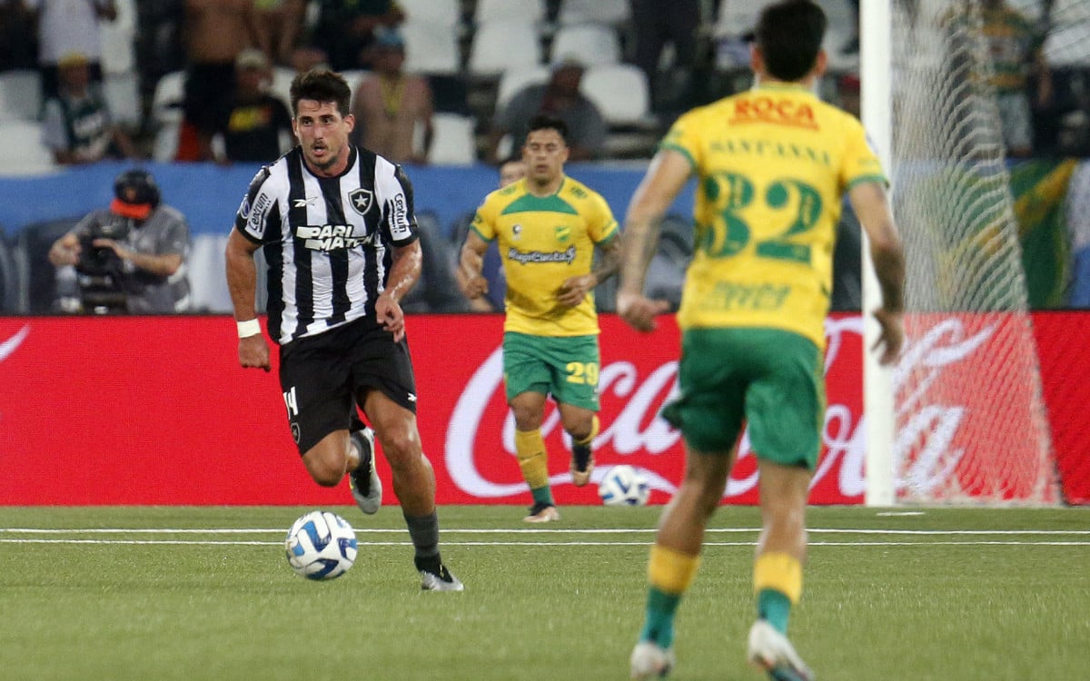 Gabriel Pires marcou o gol do Botafogo diante do Defensa y Justicia