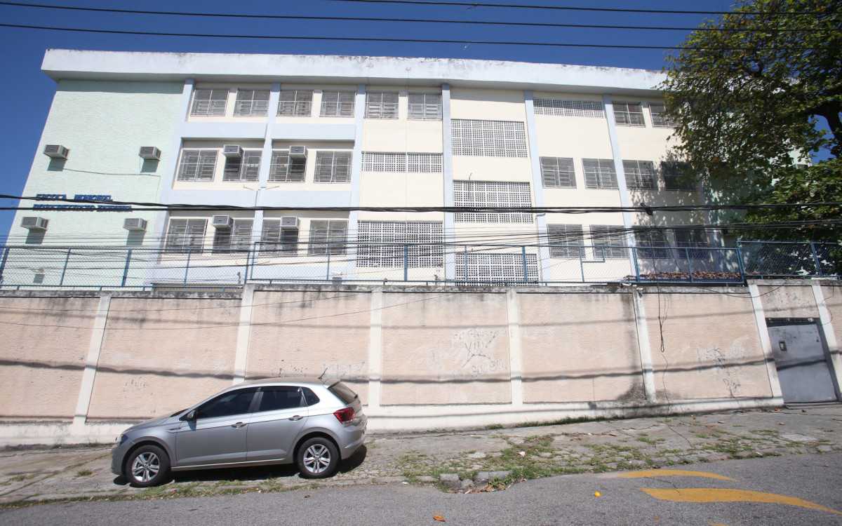 Fachada da Escola Municipal Rosa Bettiato Zattera, em Iraj&aacute;, na Zona Norte