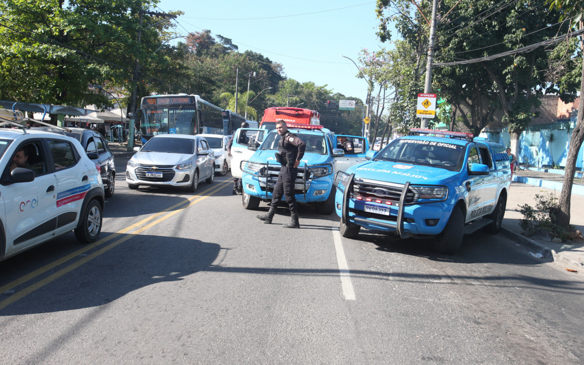 Velório no cemitério de São Miguel, em São Gonçalo de Bryan Silva Ferreira dos Santos, morto após ser baleado durante um tiroteio quando voltava da escola, no Bairro Apollo III, em São Gonçalo. Nesta terça-feira (23). - Cléber Mendes