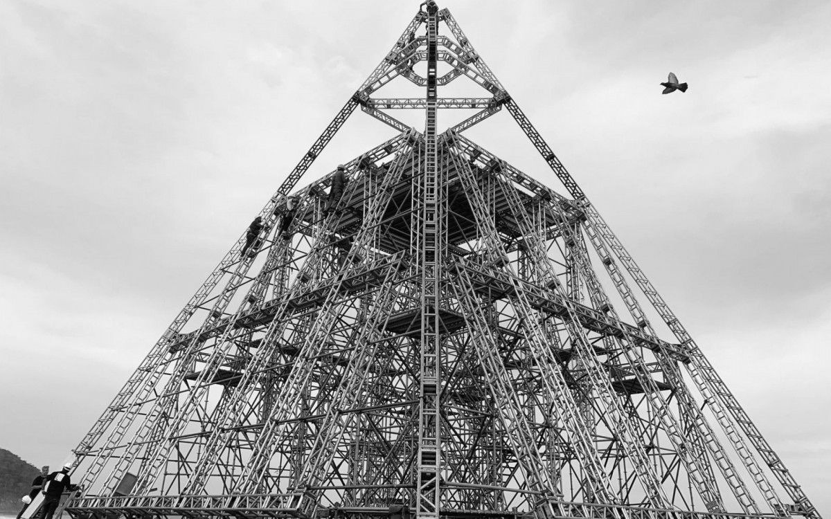 Palco inédito em formato de pirâmide foi idealizado por Abel Gomes