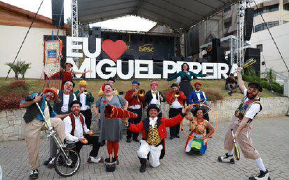 O Circo reunido na praça