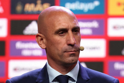 Liga de futebol feminino da Espanha pede saída de Luis Rubiales da RFEF por beijo forçado em Jenni Hermoso