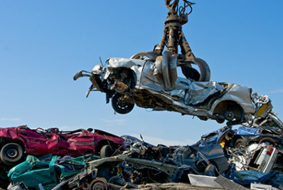 Desmonte ilegal de veículos é combatido em Niterói