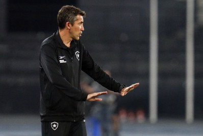 Bruno Lage tem reunião com dirigentes e segue como técnico do Botafogo