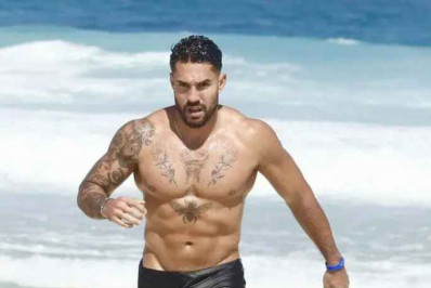 De sunga preta, Bil Araújo ostenta corpão e volume em praia do Rio