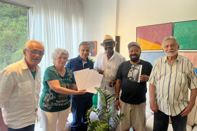 Personalidades do Império Serrano se reúnem para catalogar fotos históricas da escola