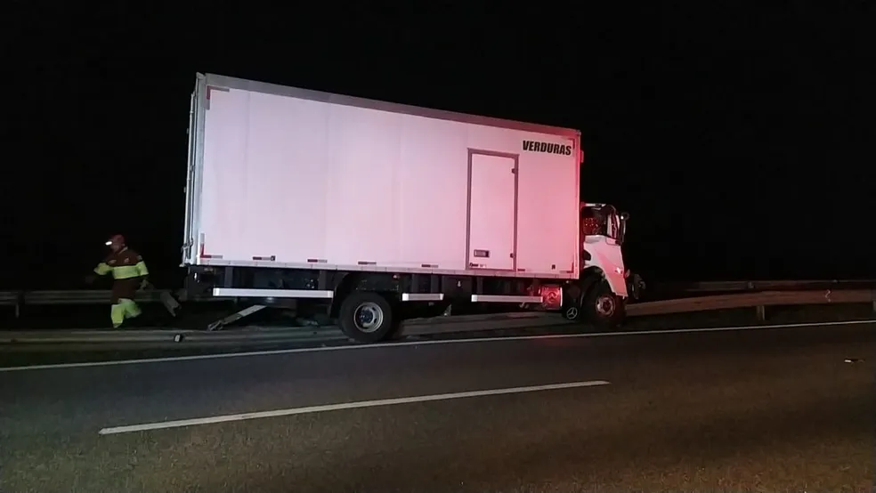 Caminhão sobe em grade metálica da Via Dutra, em Porto Real