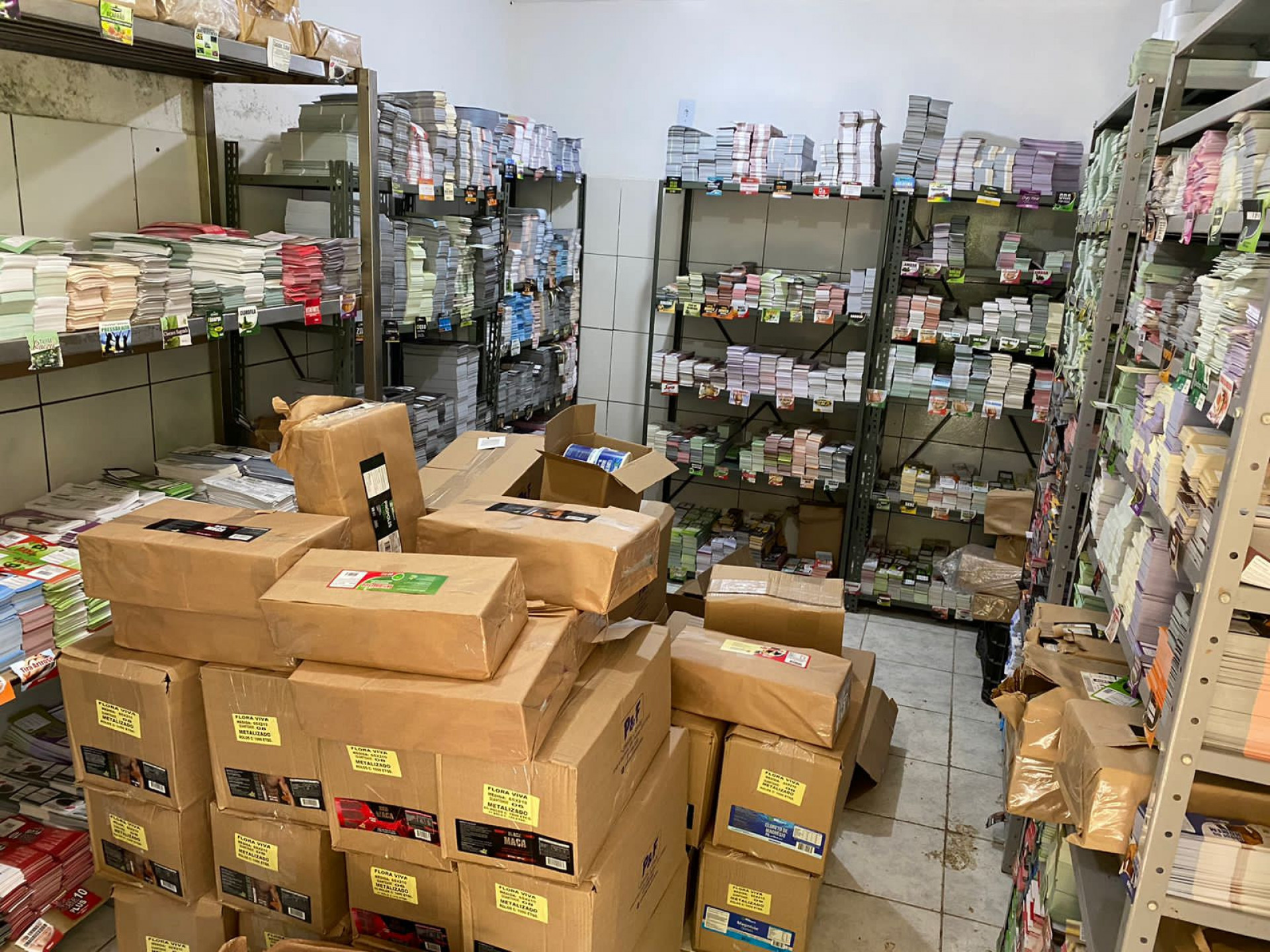 Material era armazenado em caixas de papelão com mofo em um galpão de Campo Grande - Divulgação