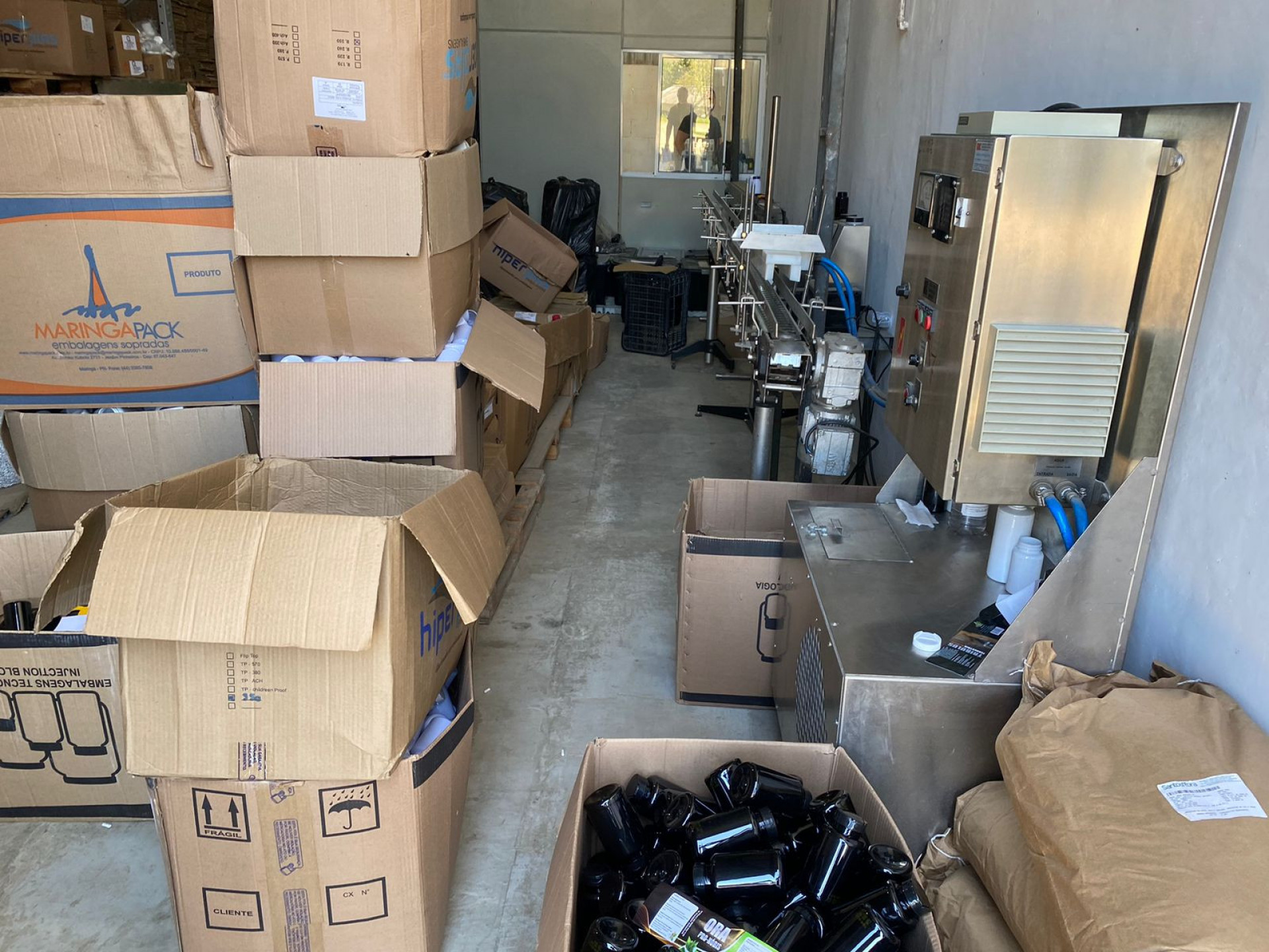 Material era armazenado em caixas de papelão com mofo em um galpão de Campo Grande - Divulgação