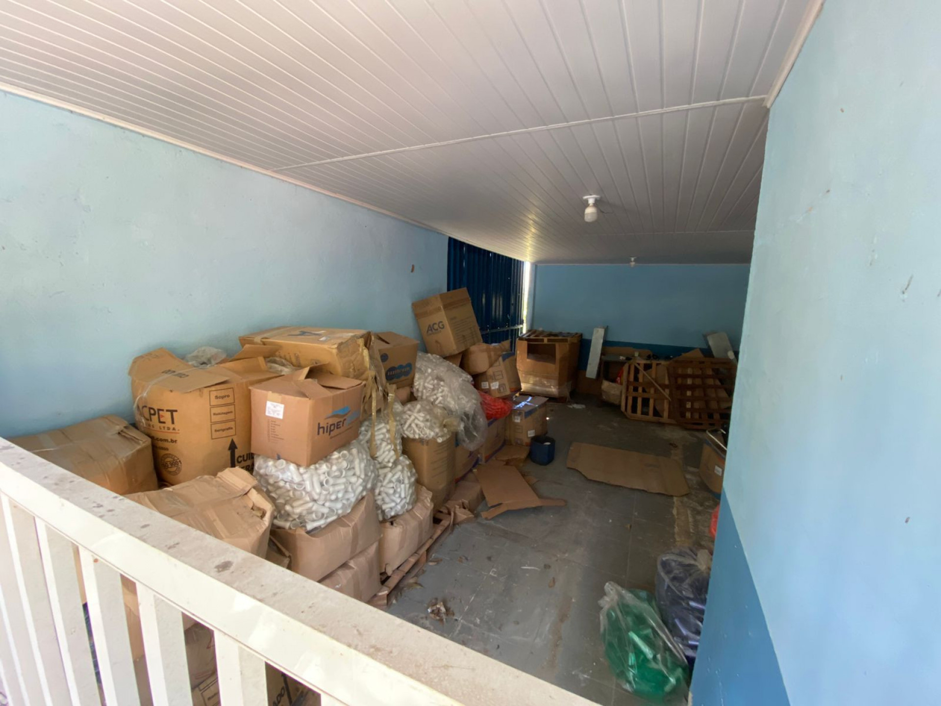 Material era armazenado em caixas de papelão com mofo em um galpão de Campo Grande - Divulgação