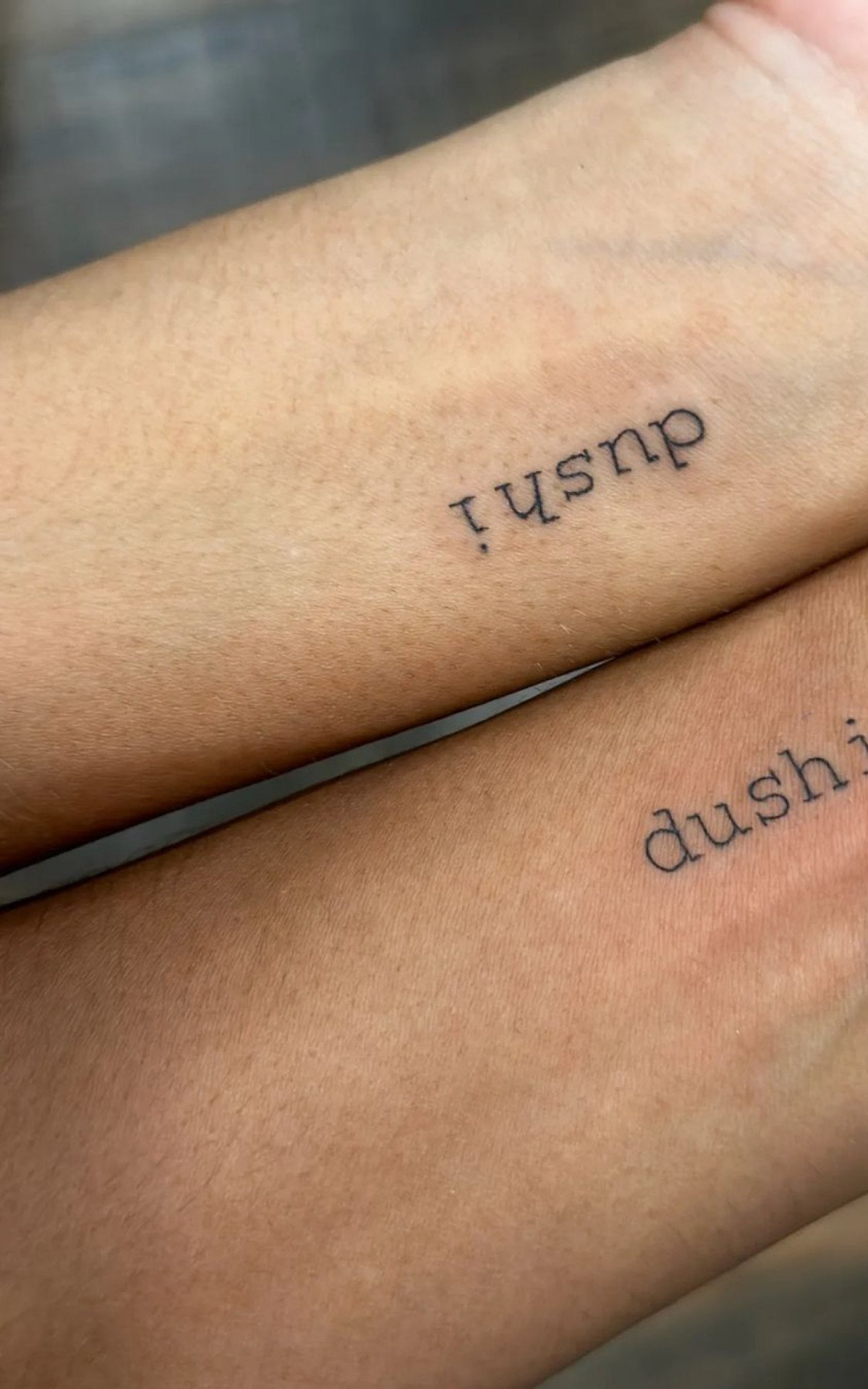 O que significa dushi, palavra tatuada por Sheron Menezes