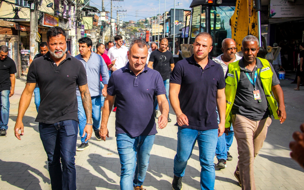 Secretário Tuninho Medeiros, prefeito Waguinho e secretários Matheus Carneiro e Marcelo Machado percorreram as obras do calçadão do Lote XV