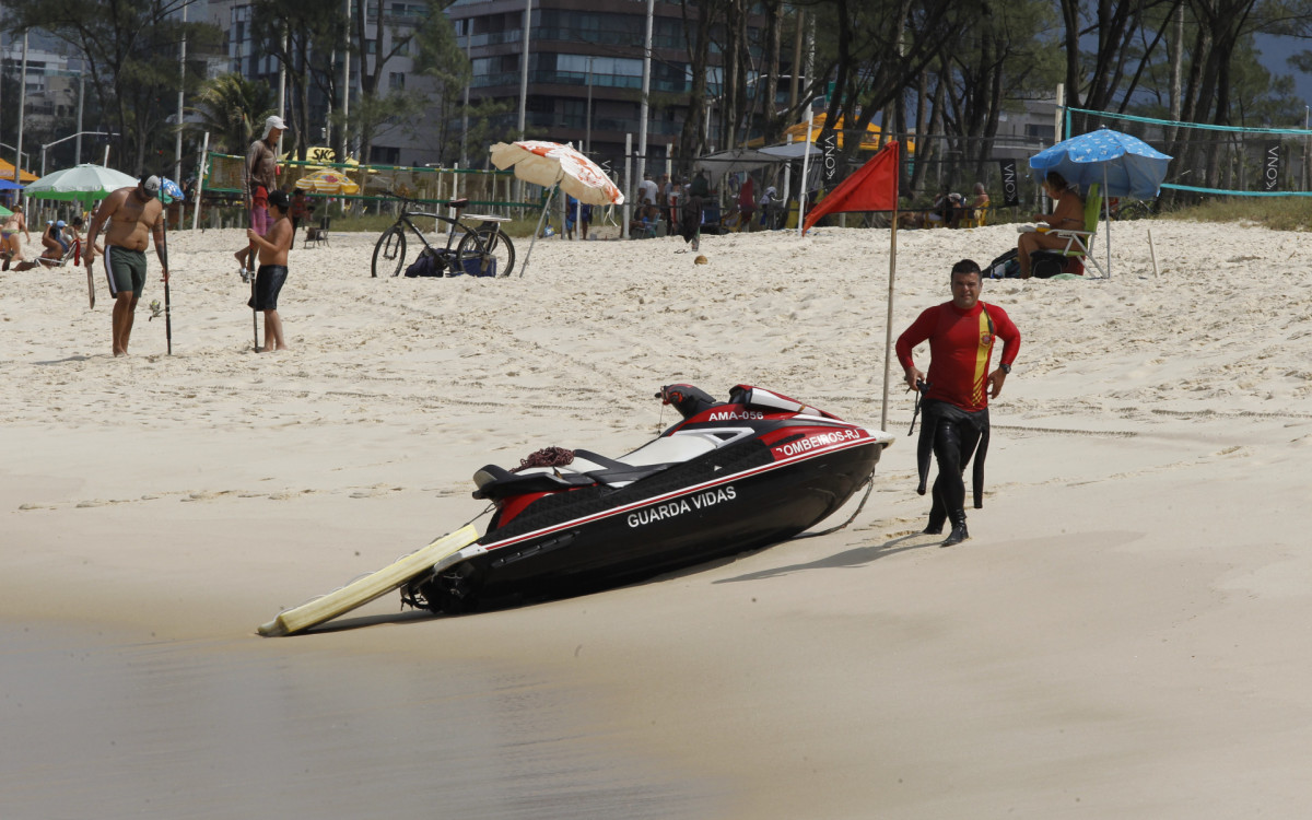 Buscas por jovem desaparecido na Praia do Recreio dos Bandeirantes