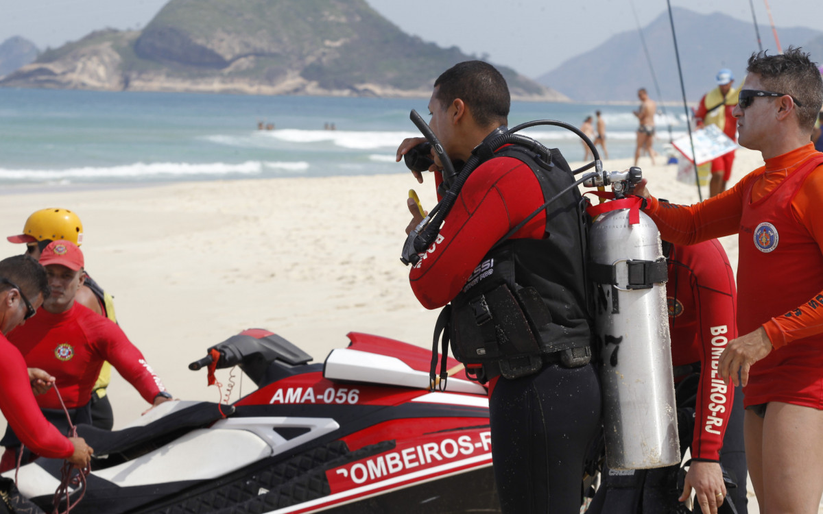 Buscas por jovem desaparecido na Praia do Recreio dos Bandeirantes