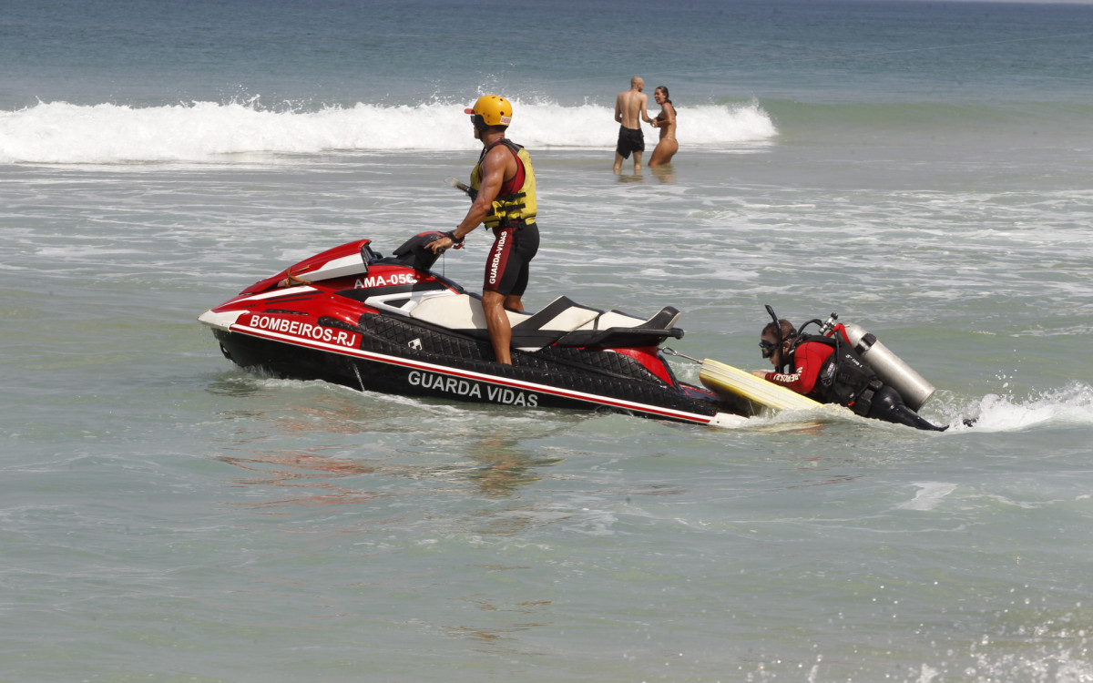 Buscas por jovem desaparecido na Praia do Recreio dos Bandeirantes