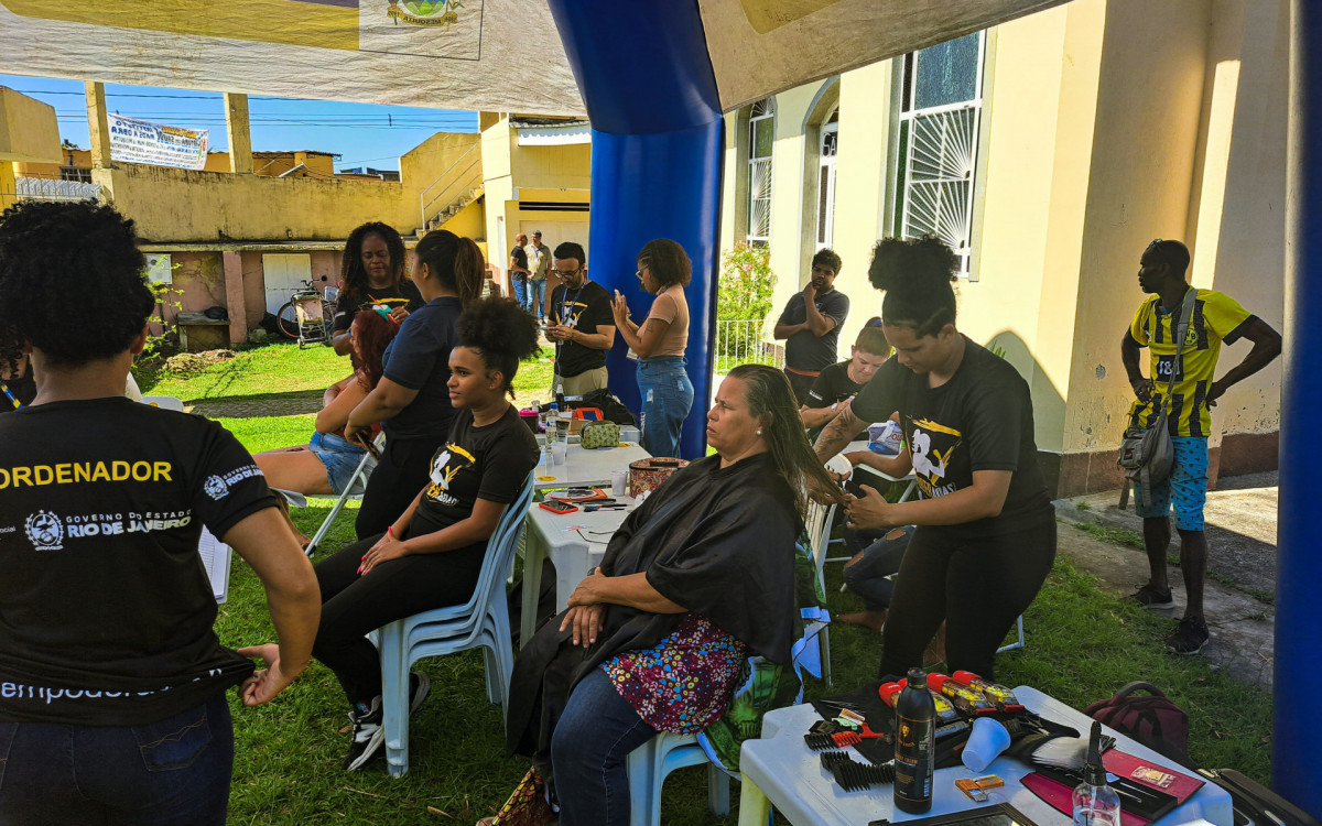 Programa Empoderadas disponibilizou manicure, trancistas e design de sobrancelhas