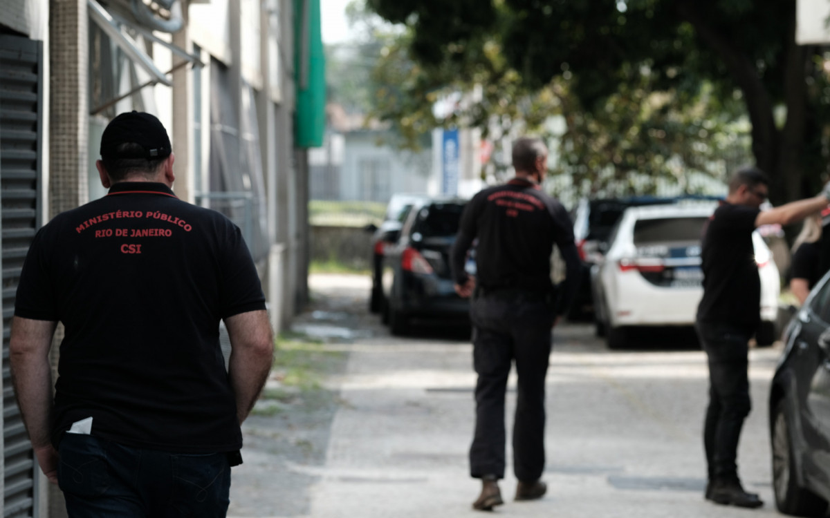 Agentes da DHNSG e do Gaeco prenderam dois suspeitos de envolvimento nas mortes de jornalista e vereador em Maric&aacute;