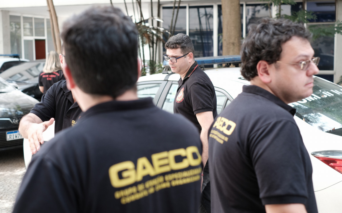 Agentes da DHNSG e do Gaeco prenderam dois suspeitos de envolvimento nas mortes de jornalista e vereador em Maric&aacute;