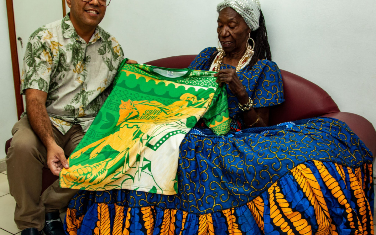 Carnavalesco Junior Pernambucano posa com Lia de Itamarac&aacute;