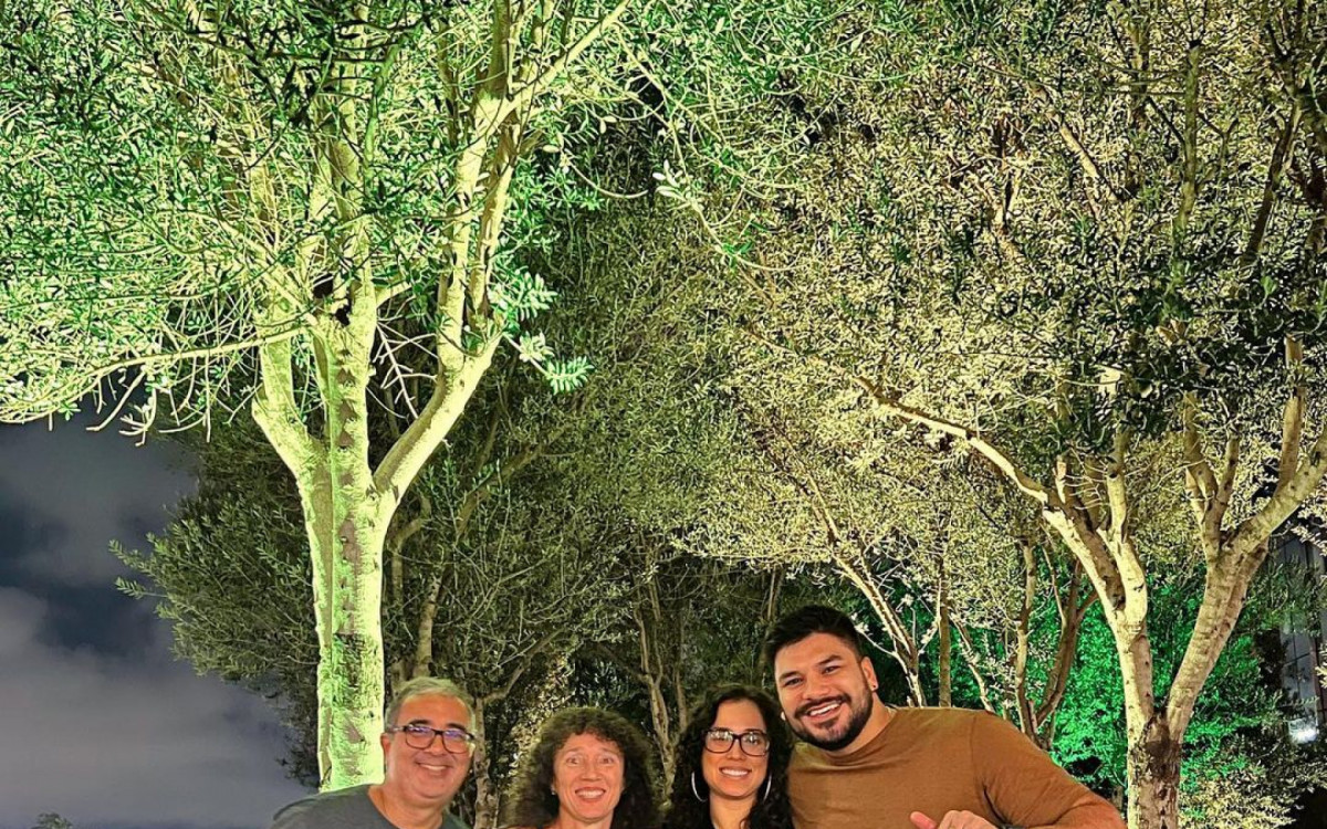 Larissa Manoela e a fam&iacute;lia do noivo, Andr&eacute; Luiz Frambach