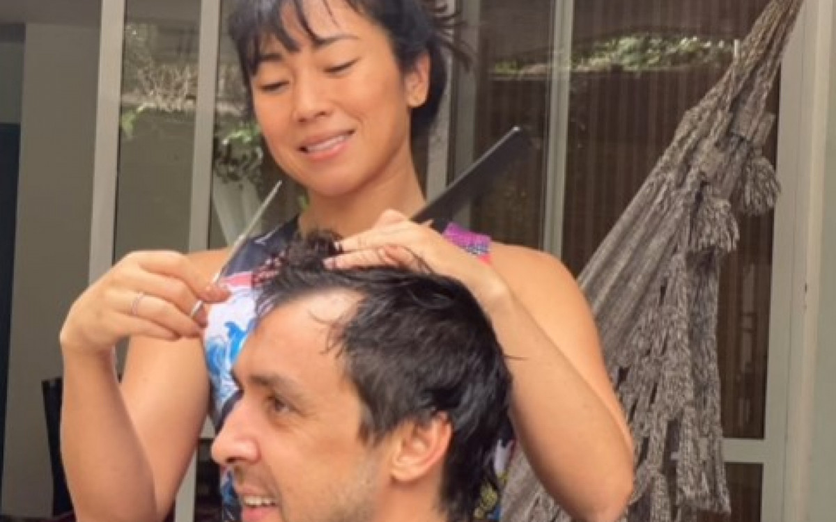 Dani Suzuki e o maquiador s&atilde;o amigos h&aacute; 25 anos