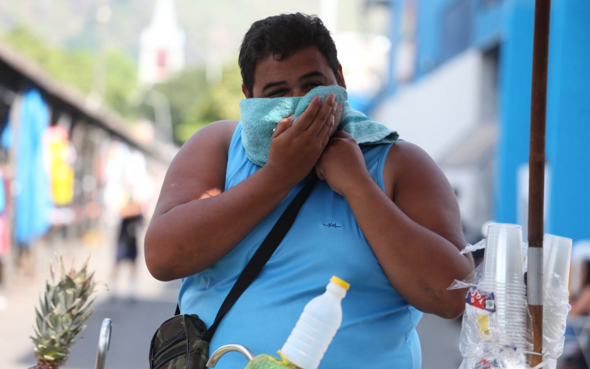 Calçadão de Bangu registra temperatura de 37°C. Na imagem, Luiz Ricardo Melo, vendedor de suco natural - Cleber Mendes / Agência O DIA
